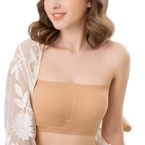 Modelo usando o sutiã com roupa justa, sem marcas visíveis sob o tecido